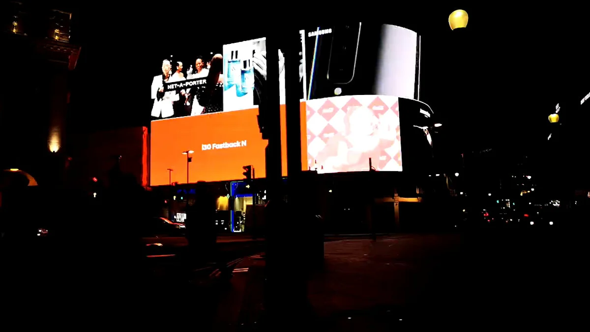 Использование больших наружных светодиодных экранов для рекламы: эффективность и технологии