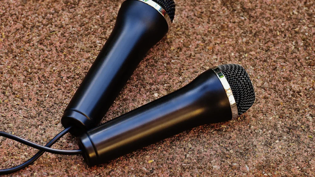 Choosing the Best Wireless Mics for Church: Lavalier vs Headset Comparison