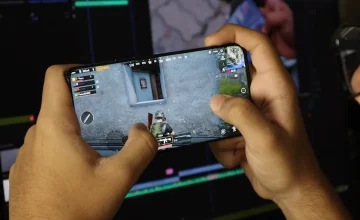 gaming-hands-gaming-mobile-mobile-games-4291570