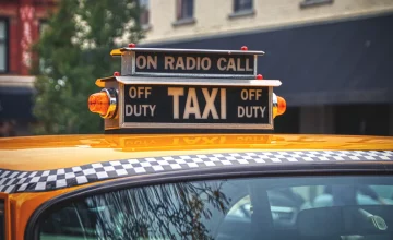 Обзор преимуществ такси рекламного аппарата с LED-дисплеем на заднем окне автомобиля
